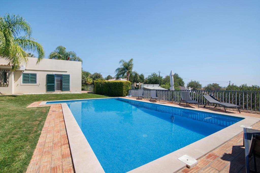 ein Swimmingpool im Hinterhof eines Hauses in der Unterkunft Excelente Studio in Loulé