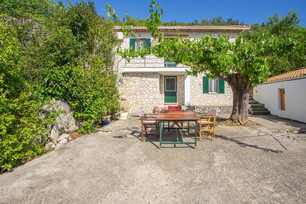 a table and chairs in front of a house at Zoe apartment in Marantochori
