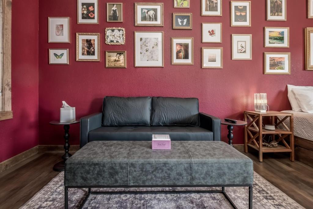 Boutique Hotel King, Queen & Kitchen Suites Easy Drive to Downtown - Error