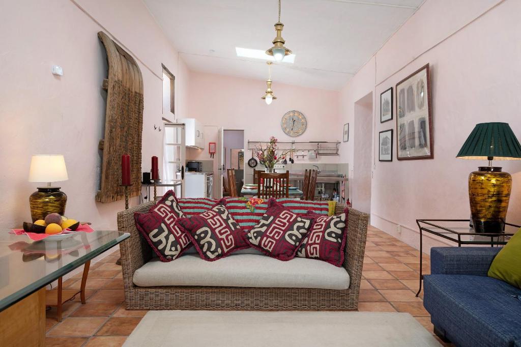 a living room with a couch with pillows on it at El Cello in Mácher