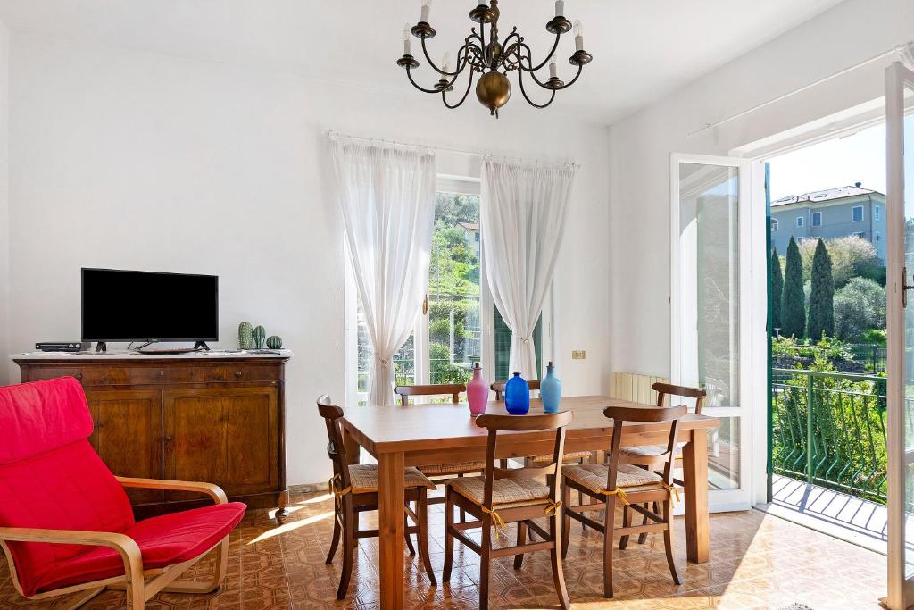 a dining room with a table and chairs and a television at Il Noce - vicino Chiavari in Leivi
