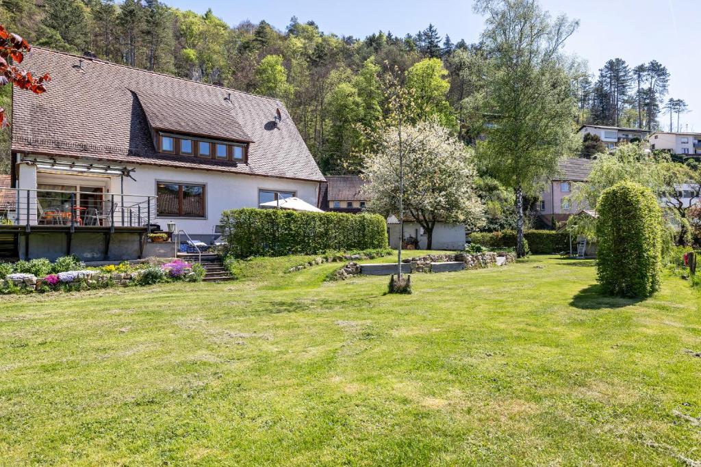a house with a large yard with a yard at Haus an der Lauchert in Veringenstadt