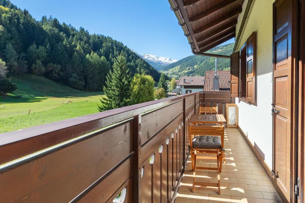 a balcony with chairs and a view of the mountains at Cima de' Piazzi Apartment 2 in Valdidentro