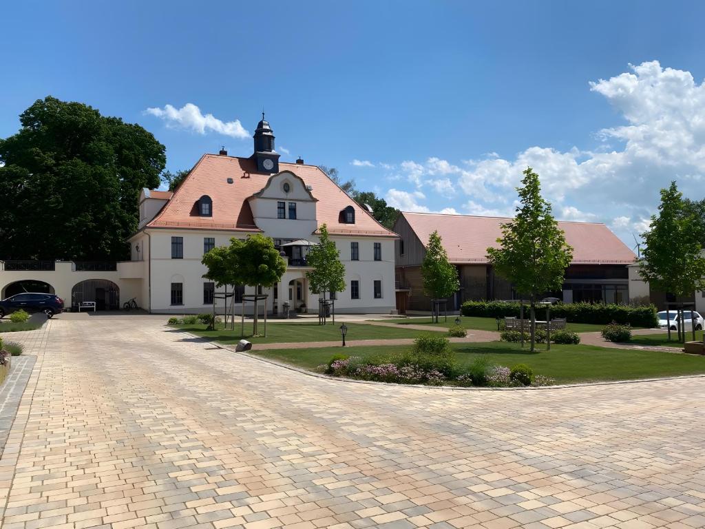 a large white building with a red roof at Ferienwohnung Gut Börtewitz in Leisnig