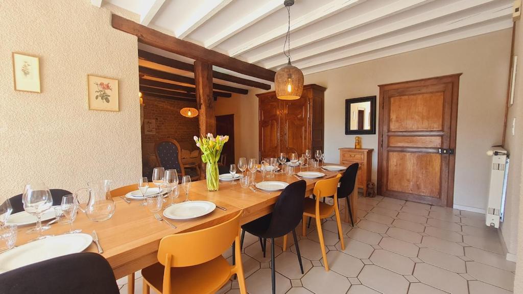 a large dining room with a long wooden table and chairs at Maison Olei-Villa 3 chambres 6 personnes Terrasse Parking in Oëlleville