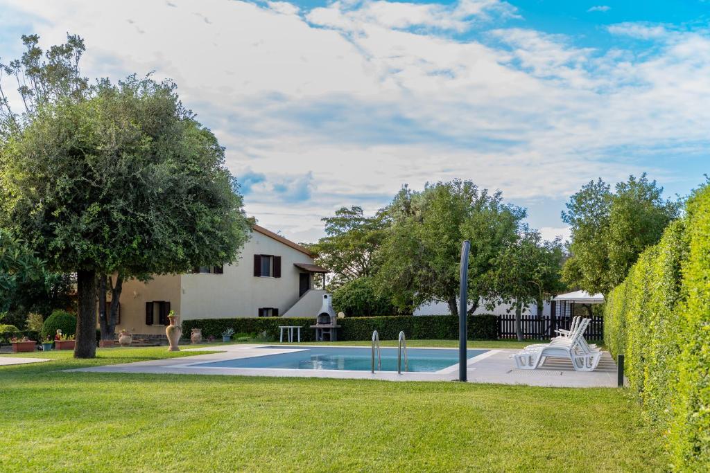 a yard with a swimming pool and a house at I Profumi Dell'Orto - Campagnatico in Campagnatico