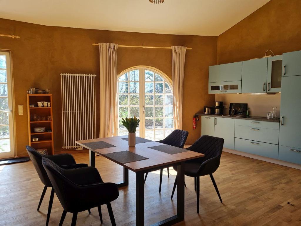 a kitchen with a table and chairs in a room at bund Ferienwohnung in Lenzen