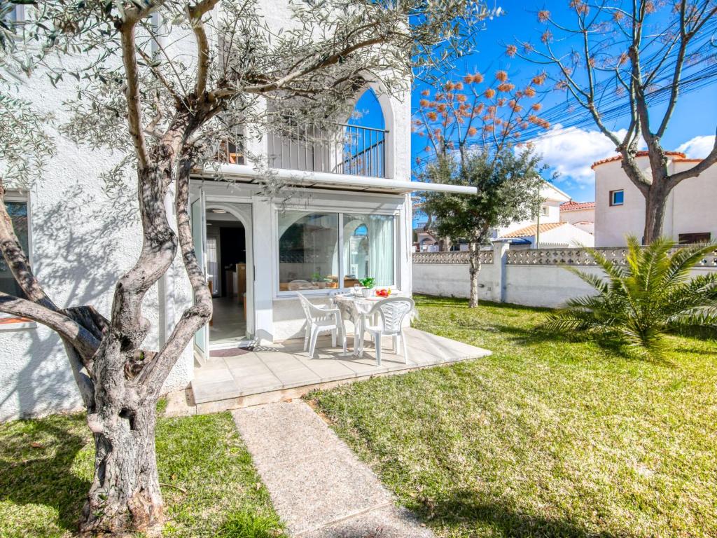 Apartment Las Palmeras-2 by Interhome