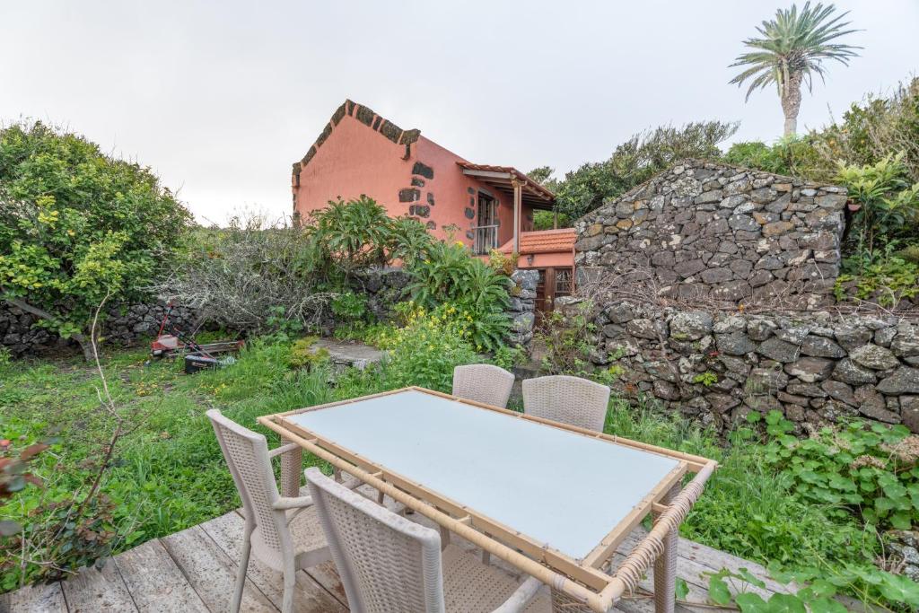 a table and chairs in the yard of a house at Gran Drago in Valverde