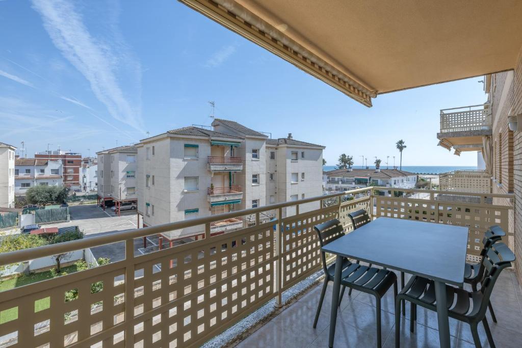 ein Balkon mit Tisch und Stühlen auf einem Balkon in der Unterkunft Las Conchas in Cunit