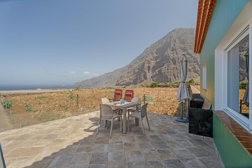 a table and chairs with a view of a mountain at Casa Elvira in Frontera