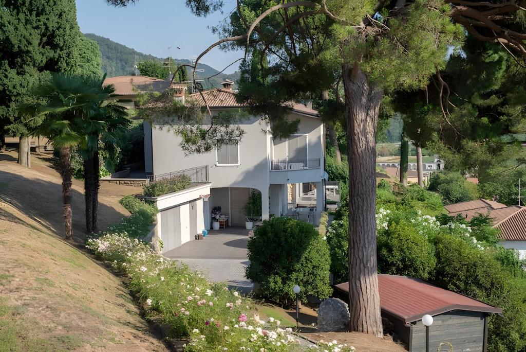 an aerial view of a house with trees and flowers at Stanza in Villa Magica in Credaro