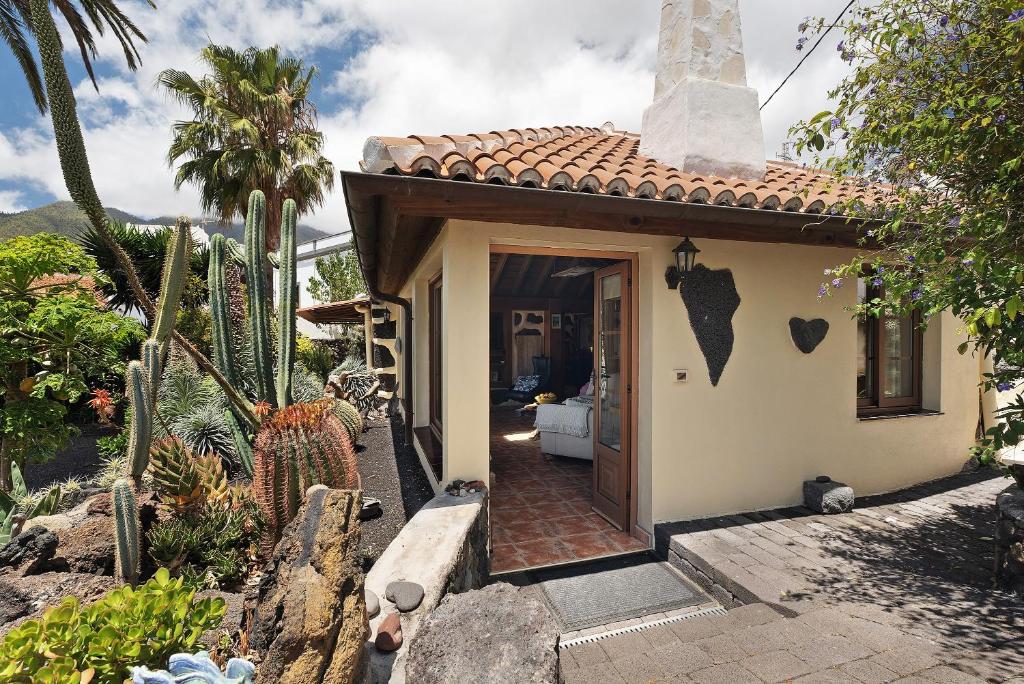 a small house with a door to a bathroom at Casa el Gordi in El Paso