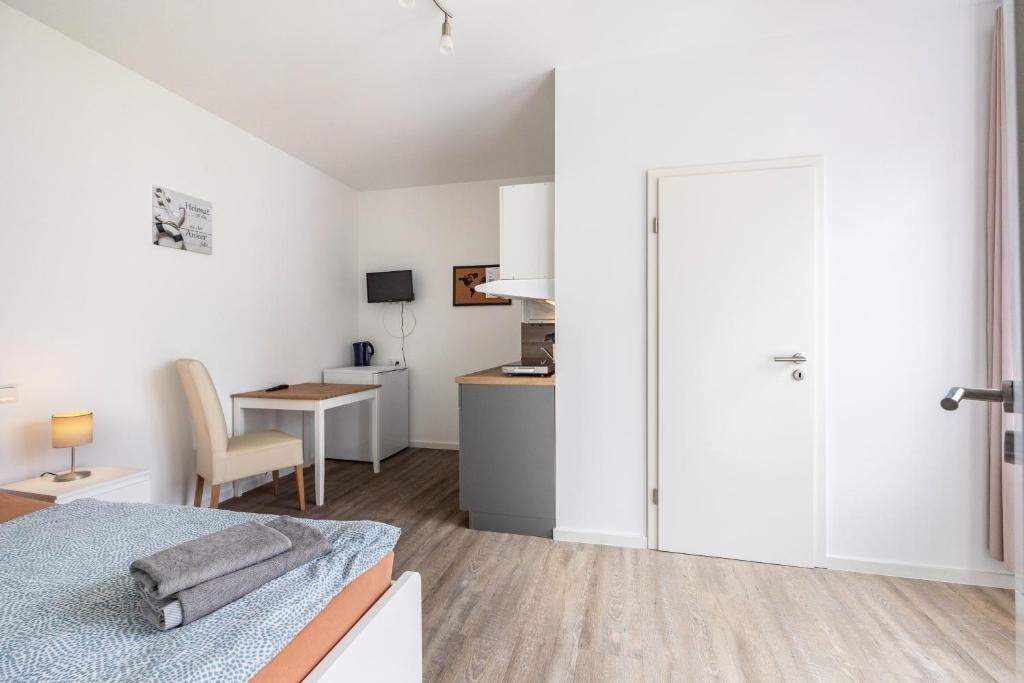 a white room with a bed and a desk at Himmelpforten Loft in Himmelpforten