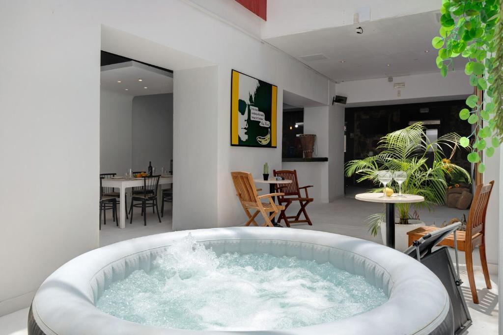 a jacuzzi tub in the middle of a living room at Brothers House in Arrecife