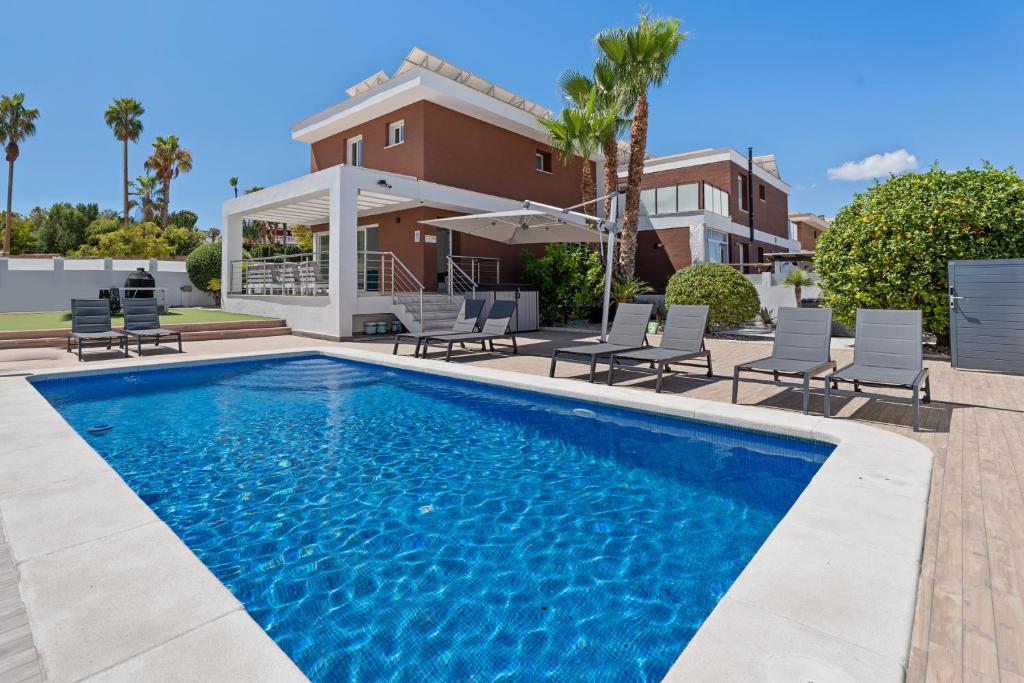 Casa Bos Orange Pool and Jacuzzi - Housity