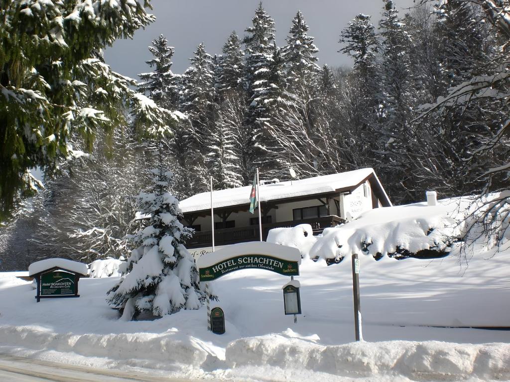 a street sign covered in snow next to a road at Hotel Schachten in Lindberg