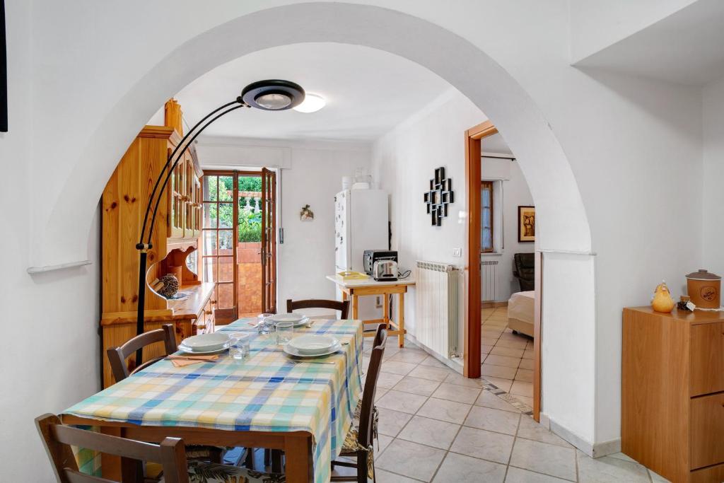 a kitchen and dining room with a table and chairs at Casa di Lo in Laigueglia