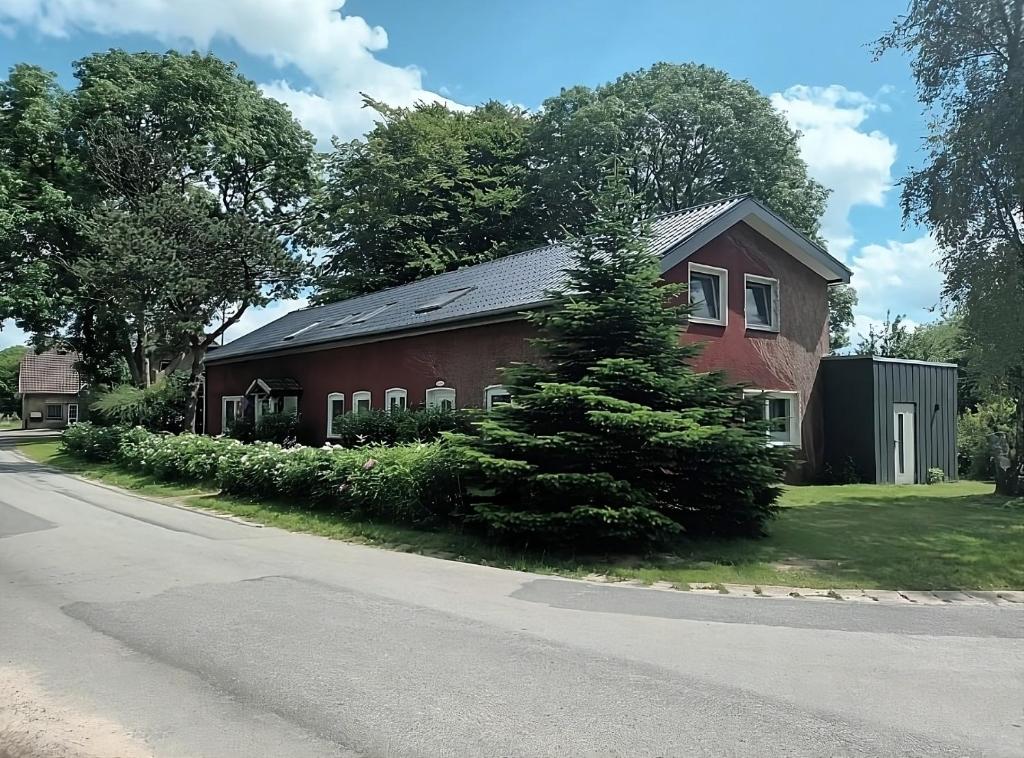a red house on the side of a road at Ferienhaus Bondelum in Bondelum