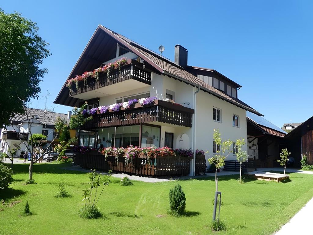 a building with flowers on the side of it at Ferienwohnung Diepold in Wasserburg