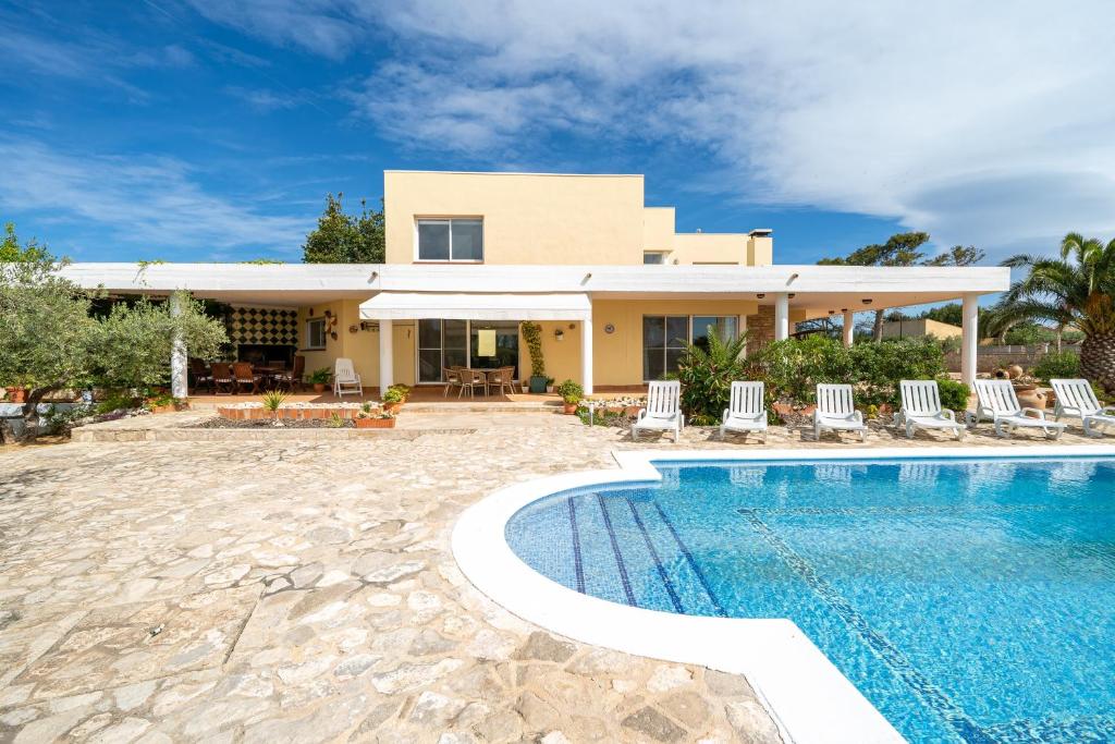 a villa with a swimming pool and a house at Vila Roser in L'Ametlla de Mar