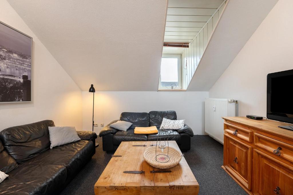 a living room with a couch and a coffee table at Alte Stadtvilla in Neuwied