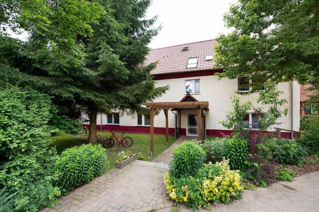 a house with a garden and a bicycle in front of it at Krüseliner Mühle - Ferienwohnungen in Krüselin
