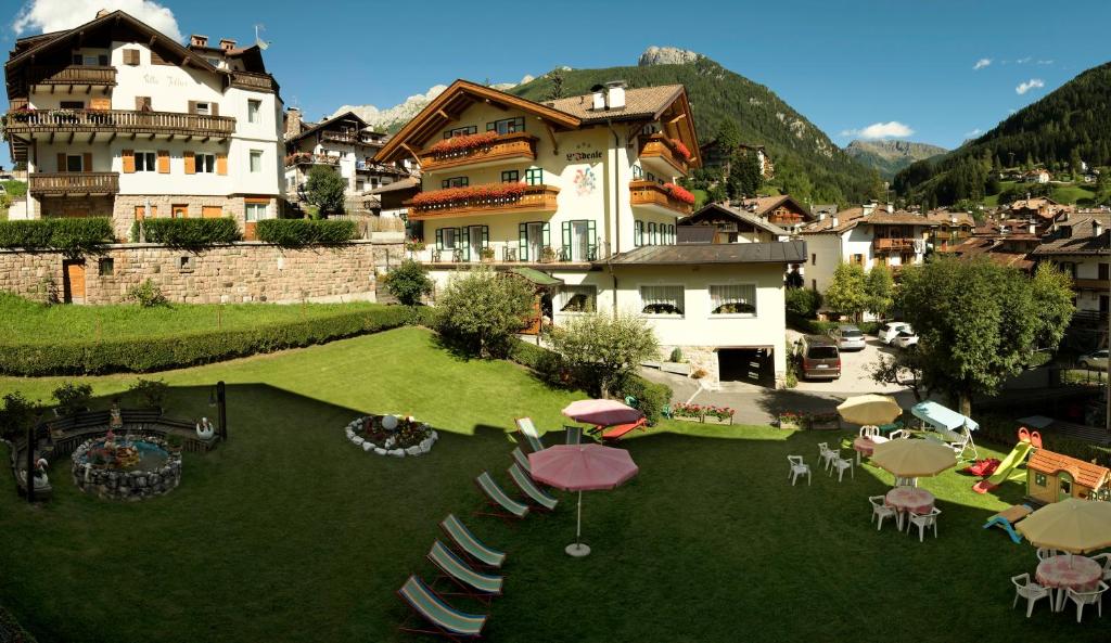 Nespecifikovaný výhled na hory nebo výhled na hory při pohledu z hotelu