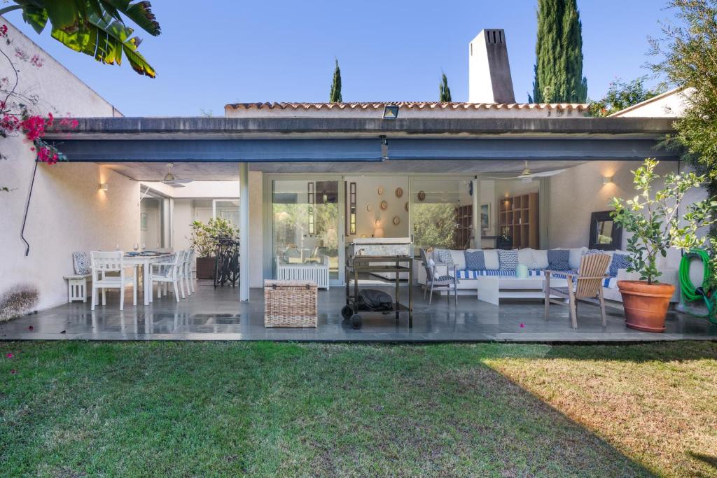 a patio with a table and chairs in a yard at Villa Rompido in Cartaya