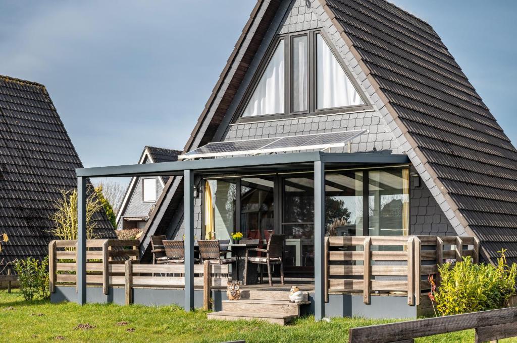 an extension of a house with a gambrel roof at Sonnenschein Am Meer in Butjadingen