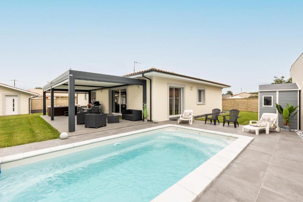 a swimming pool in the backyard of a house at Bassin d'arcachon in Arès