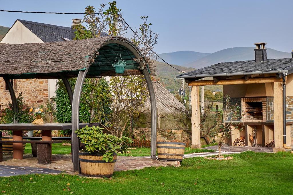 a pavilion in the yard of a house at Casa Rural Abuelo Jose in Robledo de las Traviesas