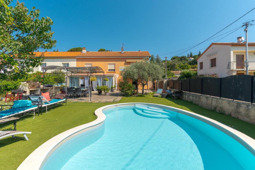 a swimming pool in the backyard of a house at Les Cerisiers in Apt