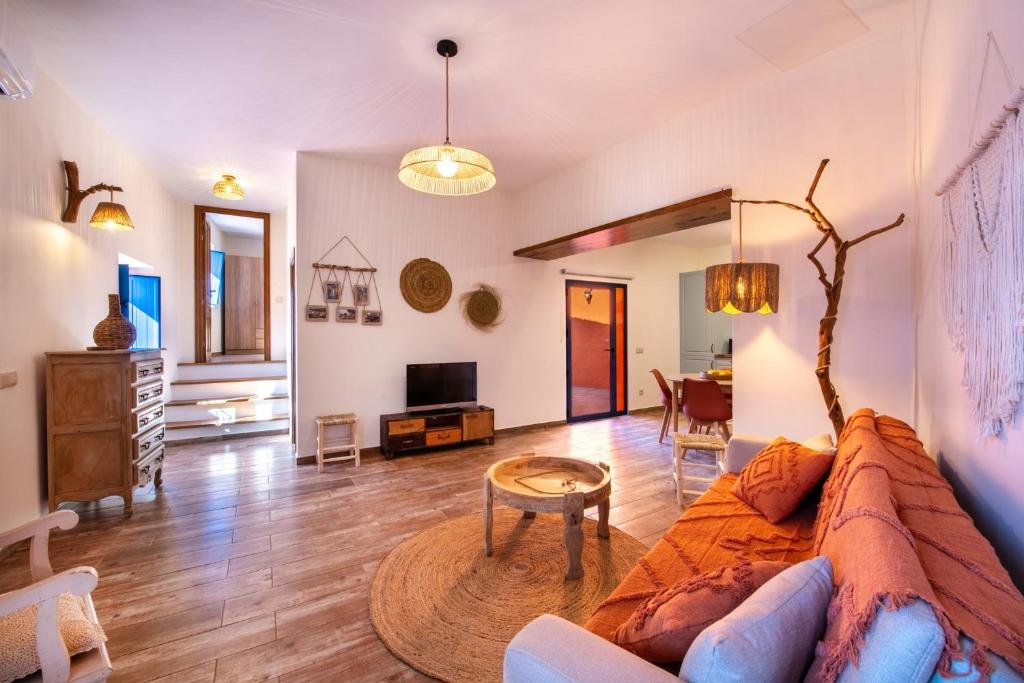 a living room with a couch and a table at Alte Com Amor in Alte