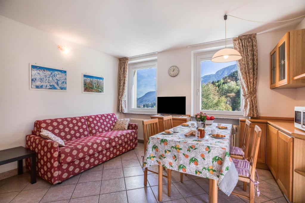 a living room with a couch and a table at Casa Penasa App 3 in Commezzadura
