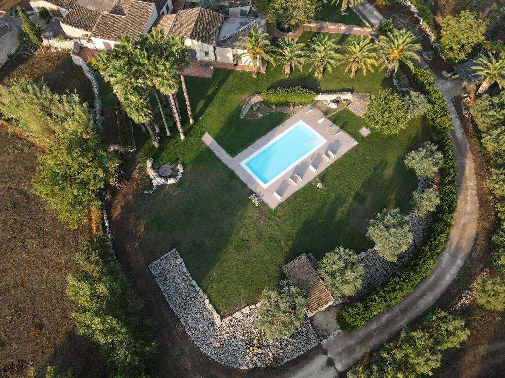 an overhead view of a estate with a swimming pool at Oasi di relax in Noto