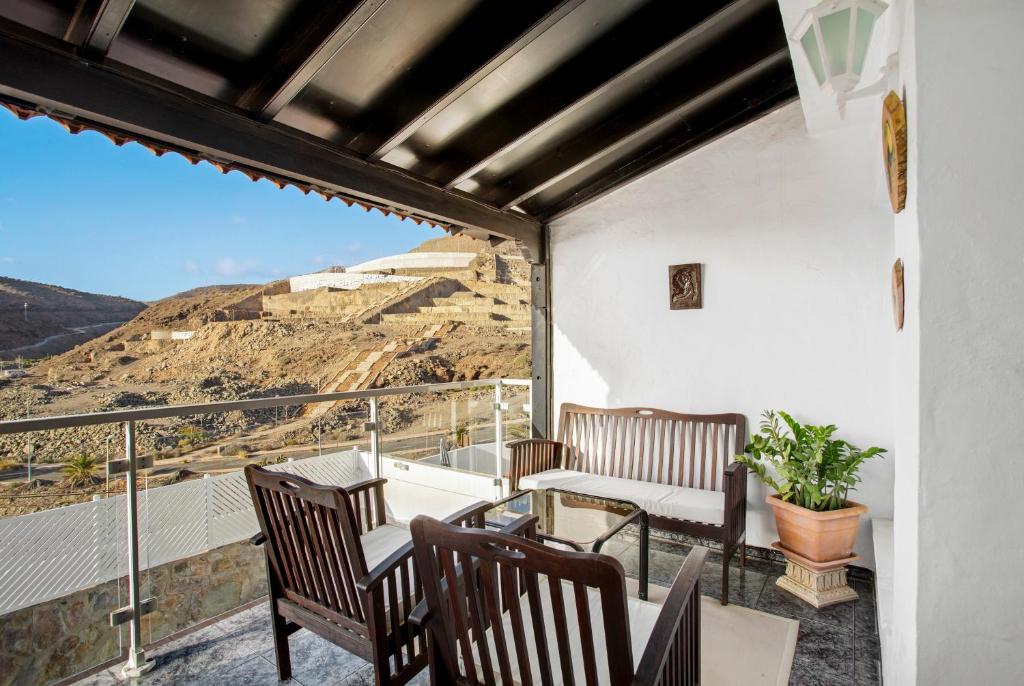 a balcony with chairs and a table and a view at Casa Los Caideros in Los Caideros
