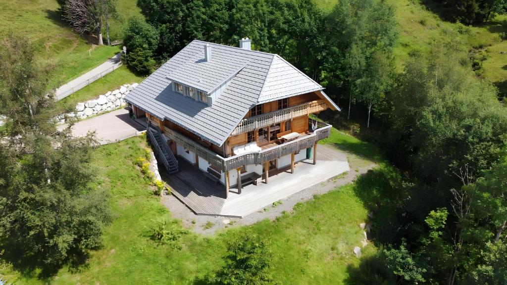 an overhead view of a house with a roof at Ferienwohnung am Nettenbach in Bernau im Schwarzwald