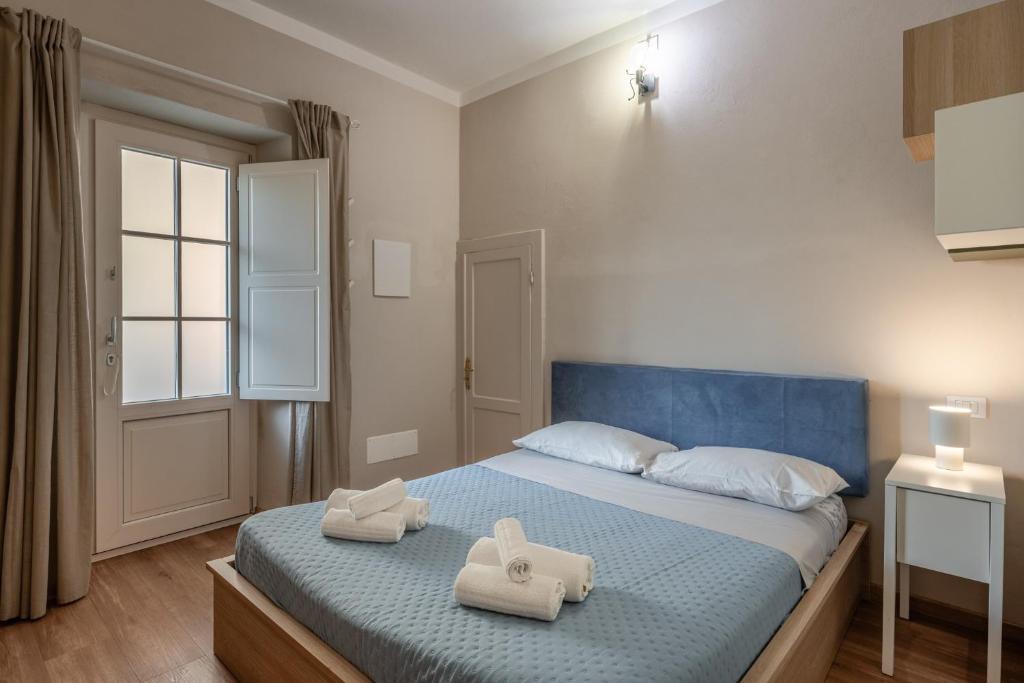 a bedroom with a bed with two towels on it at La casina di Kino in Lucca