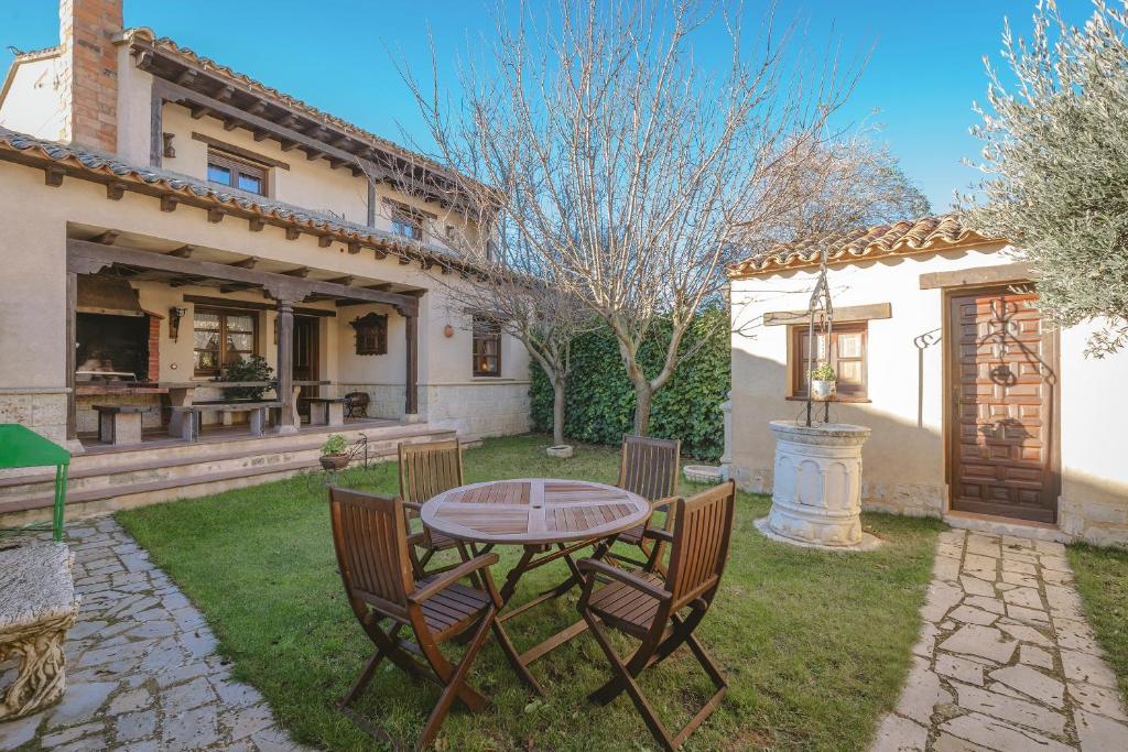 a patio with a table and chairs in front of a house at Villa De Urueña Casa de Ilustres in Urueña