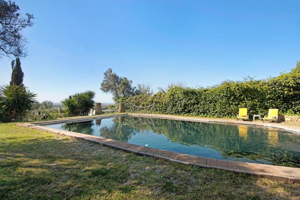 a swimming pool in the yard of a house at Casa Arcadia T3 in São Bartolomeu de Messines