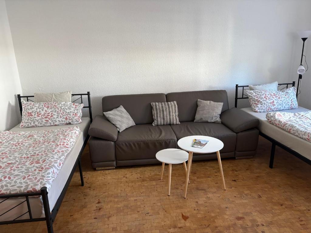 ein Wohnzimmer mit Sofa und Tisch in der Unterkunft Wohnung Weida in Riesa