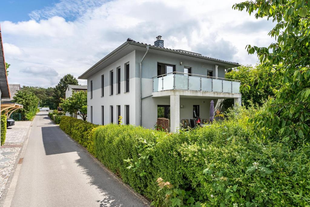a white house on the side of a road at Ferienvilla Kapitänshaus in Karlshagen