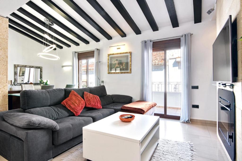 a living room with a black and white ceiling at Somni in Jávea