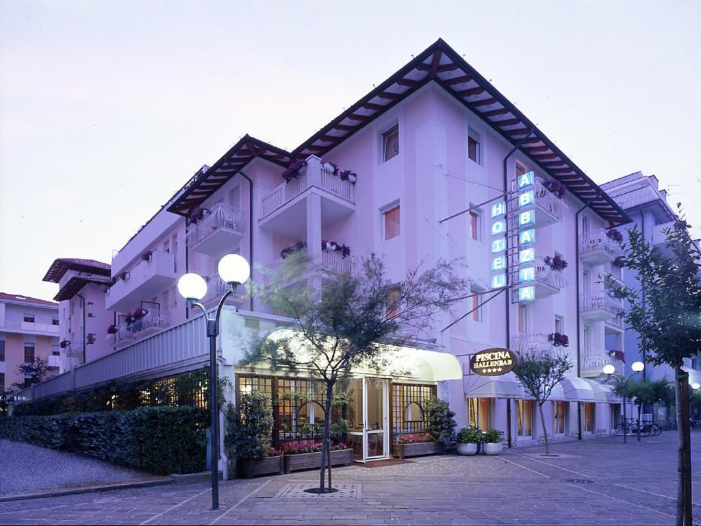 ein großes weißes Gebäude in einer Stadtstraße in der Unterkunft Hotel Abbazia in Grado
