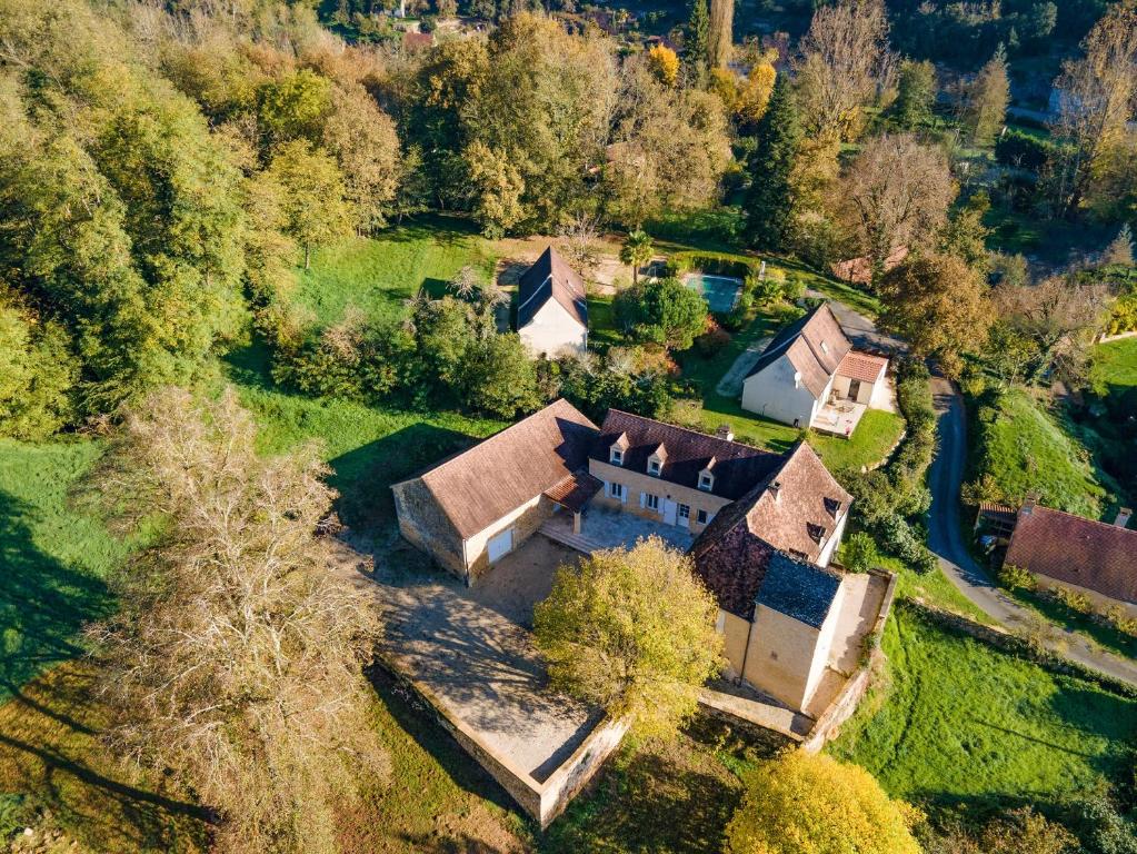 an aerial view of a house in a field at Le Promontoire in Groléjac