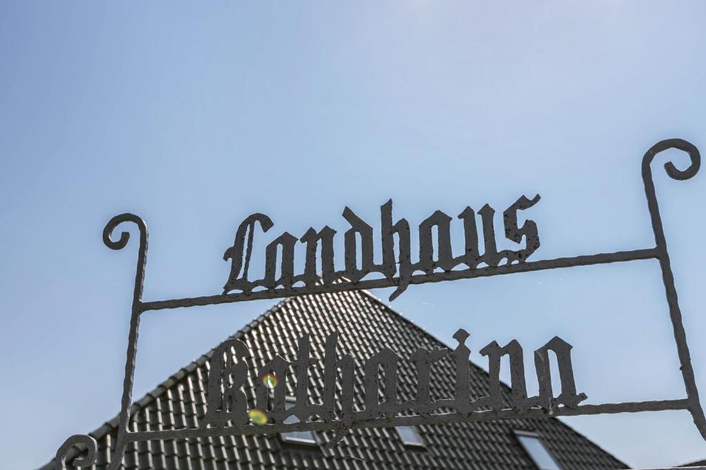 a metal sign with the word animals on it at Katharina in Westerdeichstrich