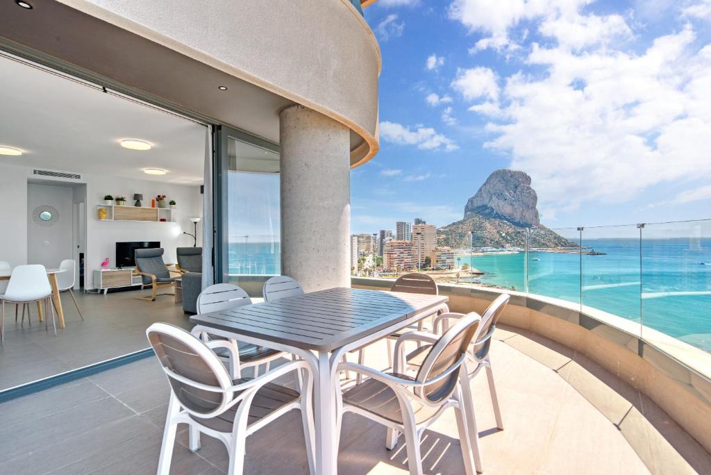 a table and chairs on a balcony with a view of the ocean at Infinium 12b in Calpe