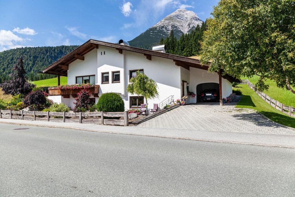 a white house with a mountain in the background at Anni in Leutasch