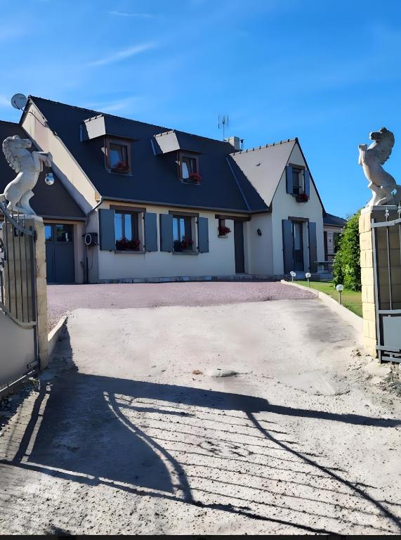 a house with a driveway in front of it at Chambres D'hôtes in Videcosville